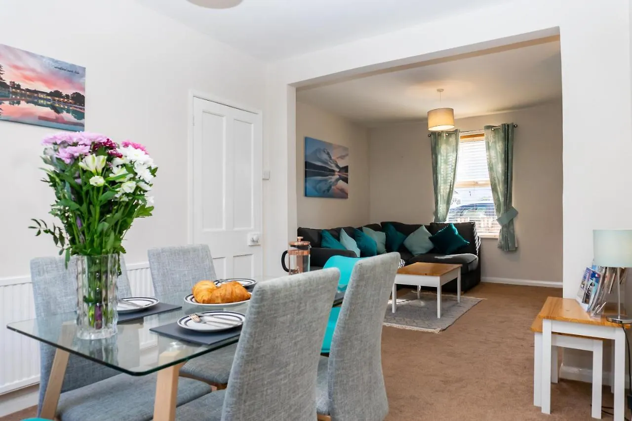 Cheltenham-Spacious 2 Bedroom Home-Sleeps 6-Parking-Garden-Wifi