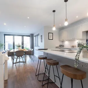  Holiday home Elliot Oliver - The Old Surgery - Stunning 4 Bedroom With Parking In
